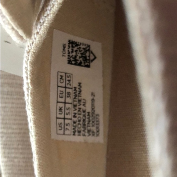 TOMS Slip on loafers size 7.5. Excellent Condition - Picture 9 of 9